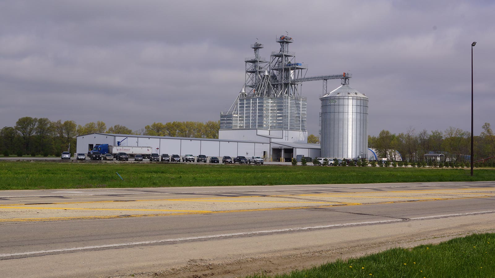 full view of the Effingham Illinois feed mill from the highway